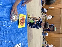 遊びのコーナー　くじ引きを楽しんでいる子ども