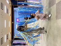 親子ゲーム　青いカーテンをくぐってゴール