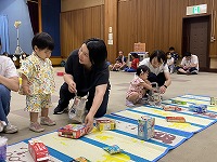 親子ゲーム　お買物を楽しんでいる子ども