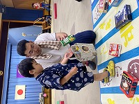 親子ゲーム　お買物を楽しんでいる子ども
