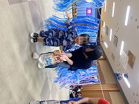 親子ゲーム　青いカーテンをくぐってゴール
