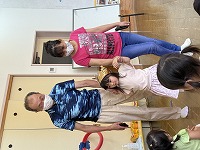 お父さん、お母さんと一緒に入場した子ども達