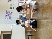 インタビューに答える子ども