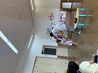 前に出て風船を貼る誕生日月の女の子