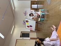 風船のお話しを聞いている子ども達
