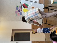 前に出て風船を貼る誕生日月の男の子