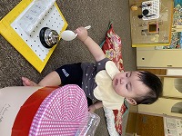 太鼓を叩いている女の子