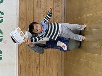 修了証書をもらった子ども