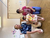 お父さん、お母さんと記念撮影をした誕生日月の女の子