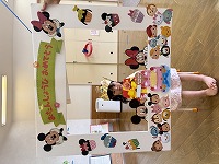 記念撮影をしている女の子