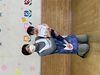 修了証書をもらった子ども