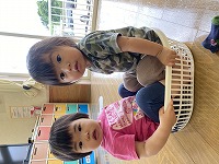脱衣かごの中に子どもが2人入っている