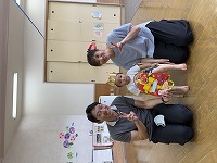 お父さん、お母さんと記念撮影している誕生日月の男の子