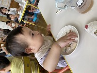 おやつを食べている女の子