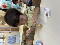 おやつを食べている男の子