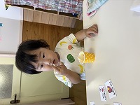 おやつを食べている子ども