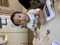 おやつを食べている男の子