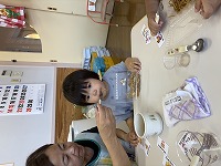 おやつを食べている子ども