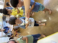 おやつを運んでいる男の子