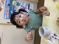 おやつを食べている子ども