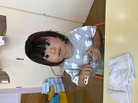 おやつを食べている子ども