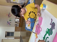 筆を使ってお絵描きしている女の子