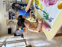 筆を使ってお絵描きを楽しんでいる男の子