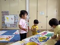 お友達と一緒にお絵描きを楽しんでいる子ども達