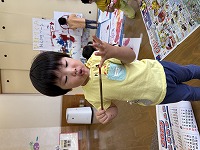 自分の手にお絵描きしている男の子