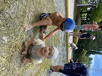 兄妹で水遊び２ショット