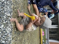 水の中で座りする７か月の女の子
