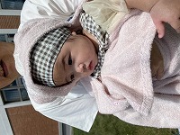 タオルにくるまれている７か月女の子