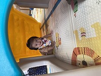 トンネルの中から見ている７か月女の子