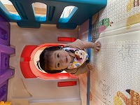 トンネルの中をくぐる７か月女の子
