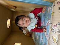 ハイハイをする子ども