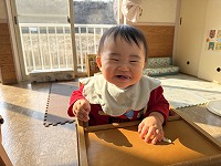 おやつを食べる子ども