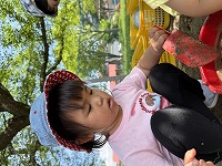 砂遊びを楽しんでいる女の子