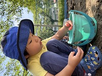 砂遊びを楽しんでいる男の子