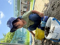 砂遊びを楽しんでいる男の子