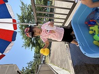 水遊びを楽しんでいる女の子
