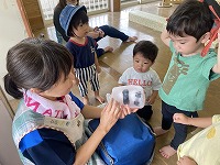 氷を見ている子どもと先生