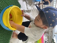 水遊びをしている男の子