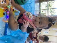 座って浮き輪を見ている女の子