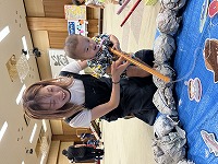 遊びのコーナー　魚釣りを楽しんでいる子ども