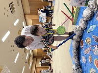遊びのコーナー　魚釣りを楽しんでいる子ども