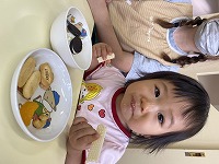 おやつを楽しんでいる子ども
