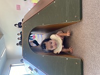 トンネルをくぐる８ヶ月女児
