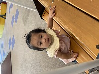 階段に興味を示している８ヶ月女児