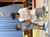 親子ゲーム　お買物を楽しんでいる子ども