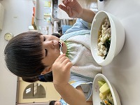 食事をしている子ども